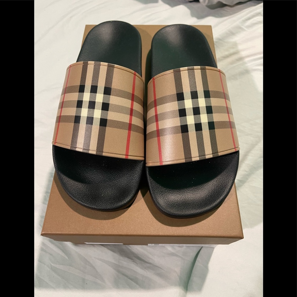 BURBERRY SLIDES